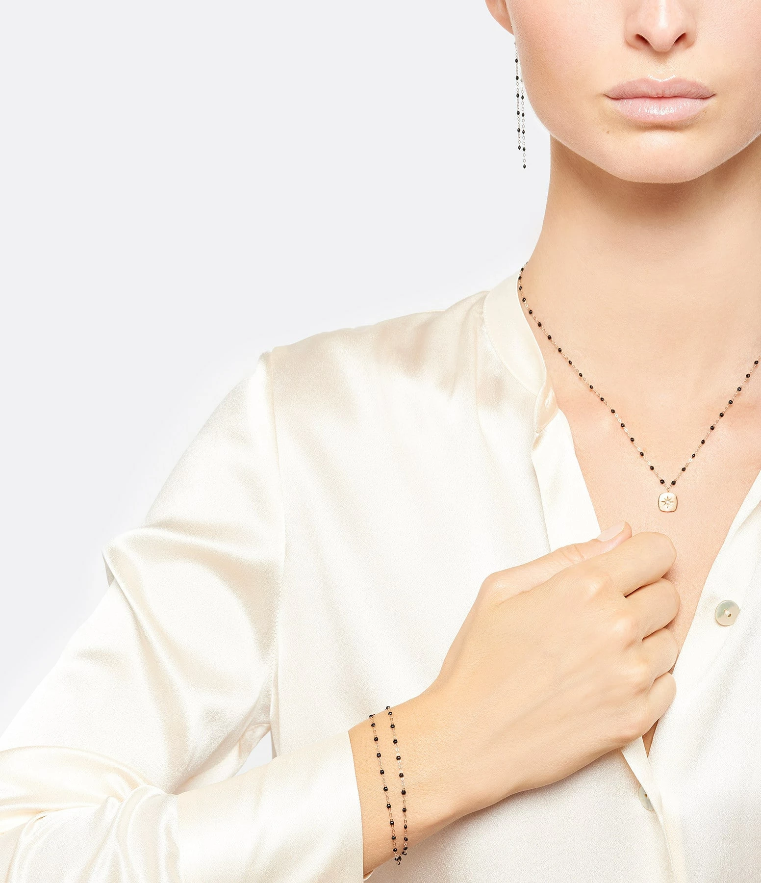 GIGI CLOZEAU Bracelet Double Perles Résine Or 5 GIGI CLOZEAU Bracelet Double Perles Résine Or – Image 5