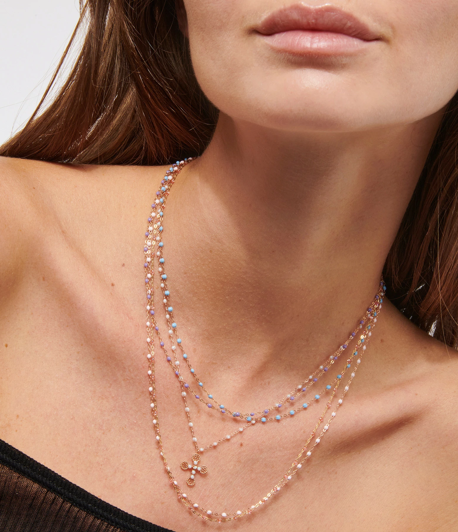 GIGI CLOZEAU Collier Perles Résine Croix Dentelle Diamants Or Rose 3 GIGI CLOZEAU Collier Perles Résine Croix Dentelle Diamants Or Rose – Image 3