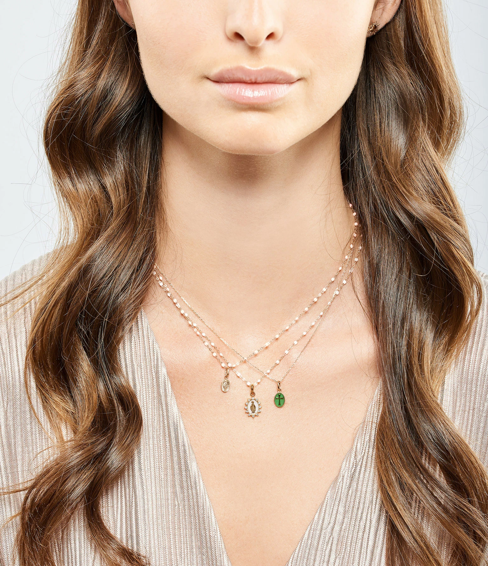 GIGI CLOZEAU Pendentif Médaille Croix Résine Or 5 GIGI CLOZEAU Pendentif Médaille Croix Résine Or – Image 5