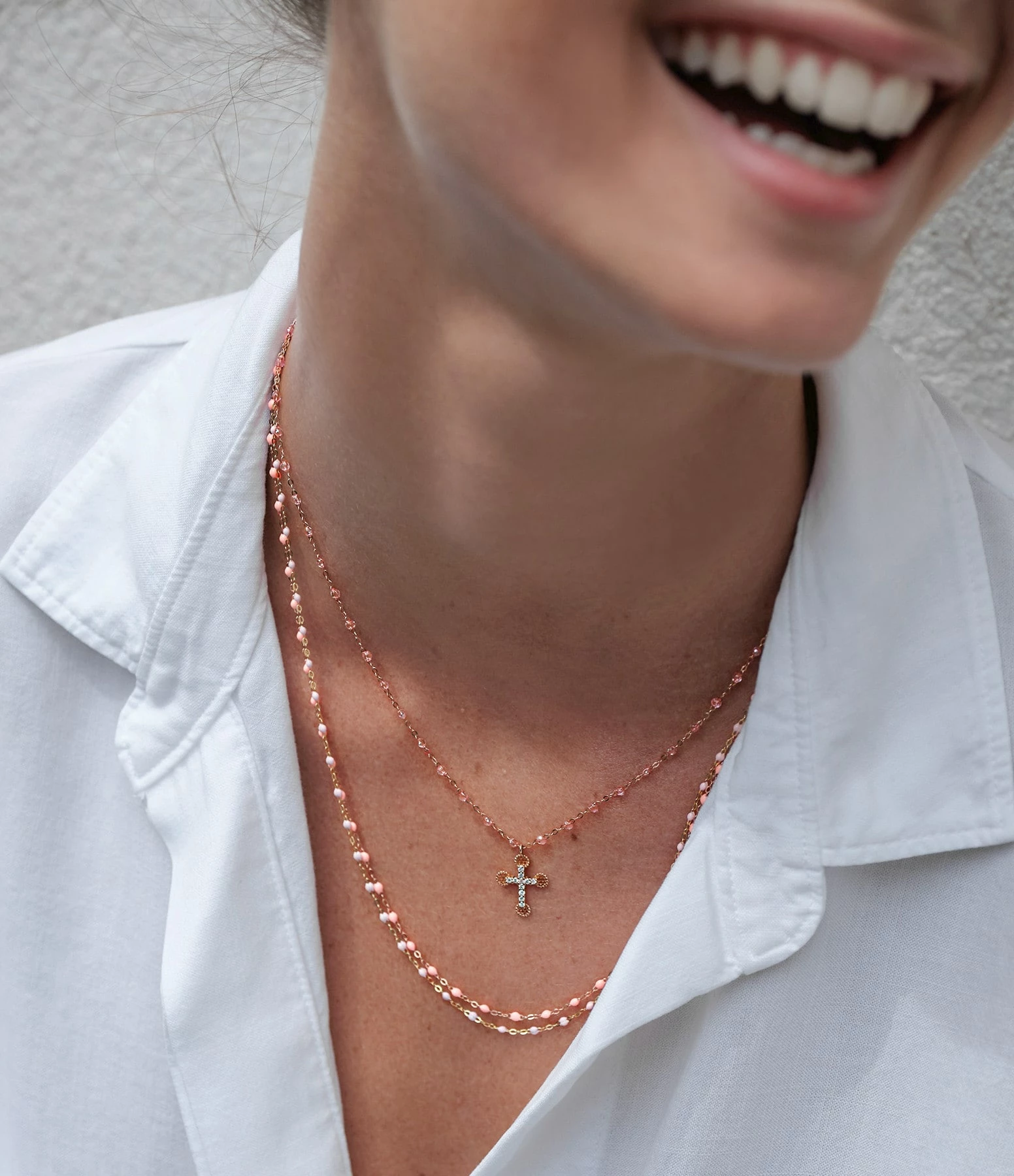 GIGI CLOZEAU Collier Croix Perles Résine Or 6 GIGI CLOZEAU Collier Croix Perles Résine Or – Image 6